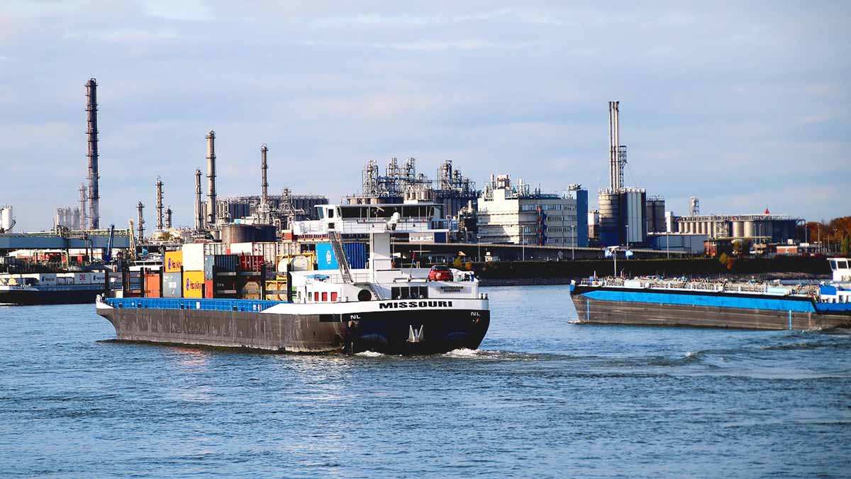 China Liquid Chlorine Trade Sees Import Surge, Exports Slump in Nov 2025